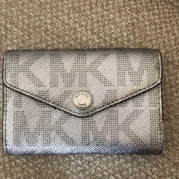 Michael Kors Handbags - Like New Pretty Michael Kors Wallet